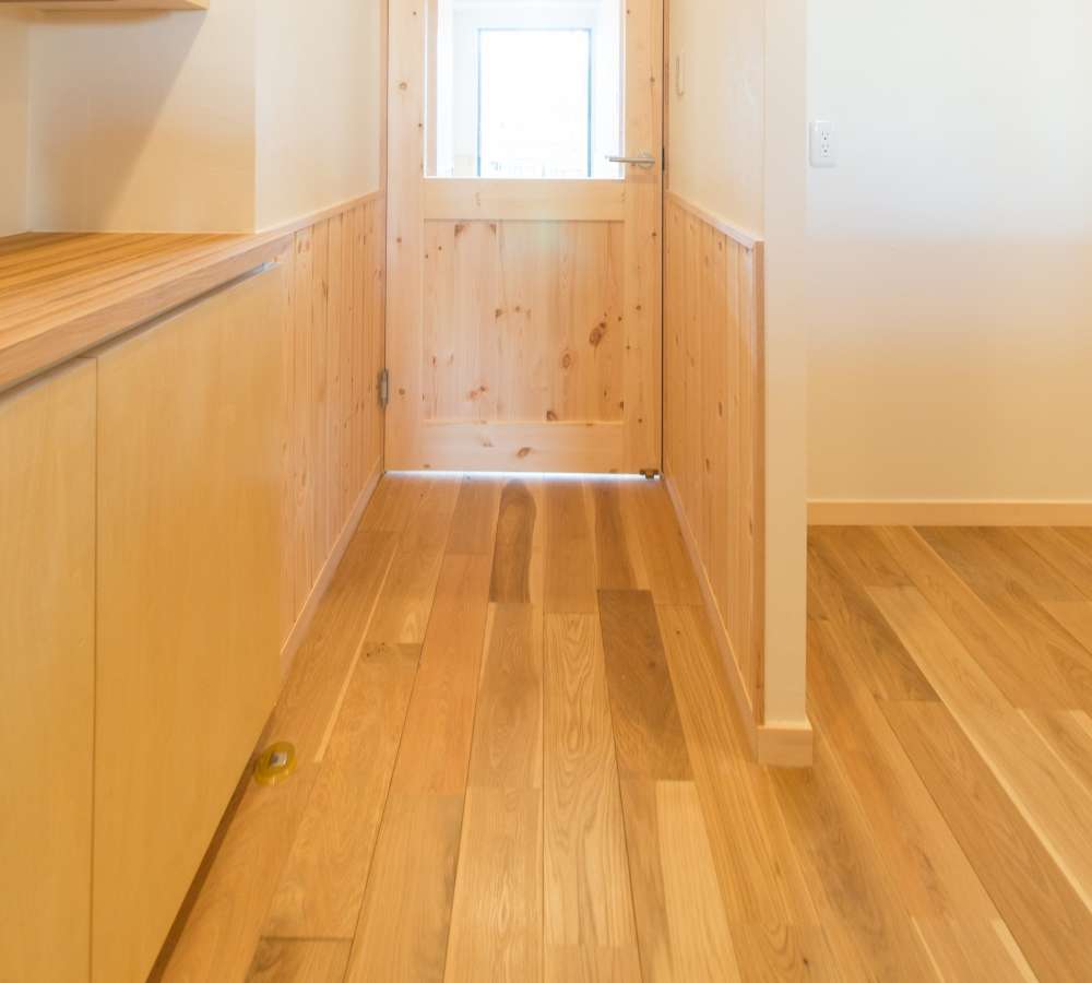 費用を抑えながらも個性的に見せる 無垢フローリングの 乱尺張り って Hags ハグス