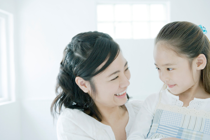 授業参観やPTAなど、子どものイベントに合うママコーデをご紹介! 画像