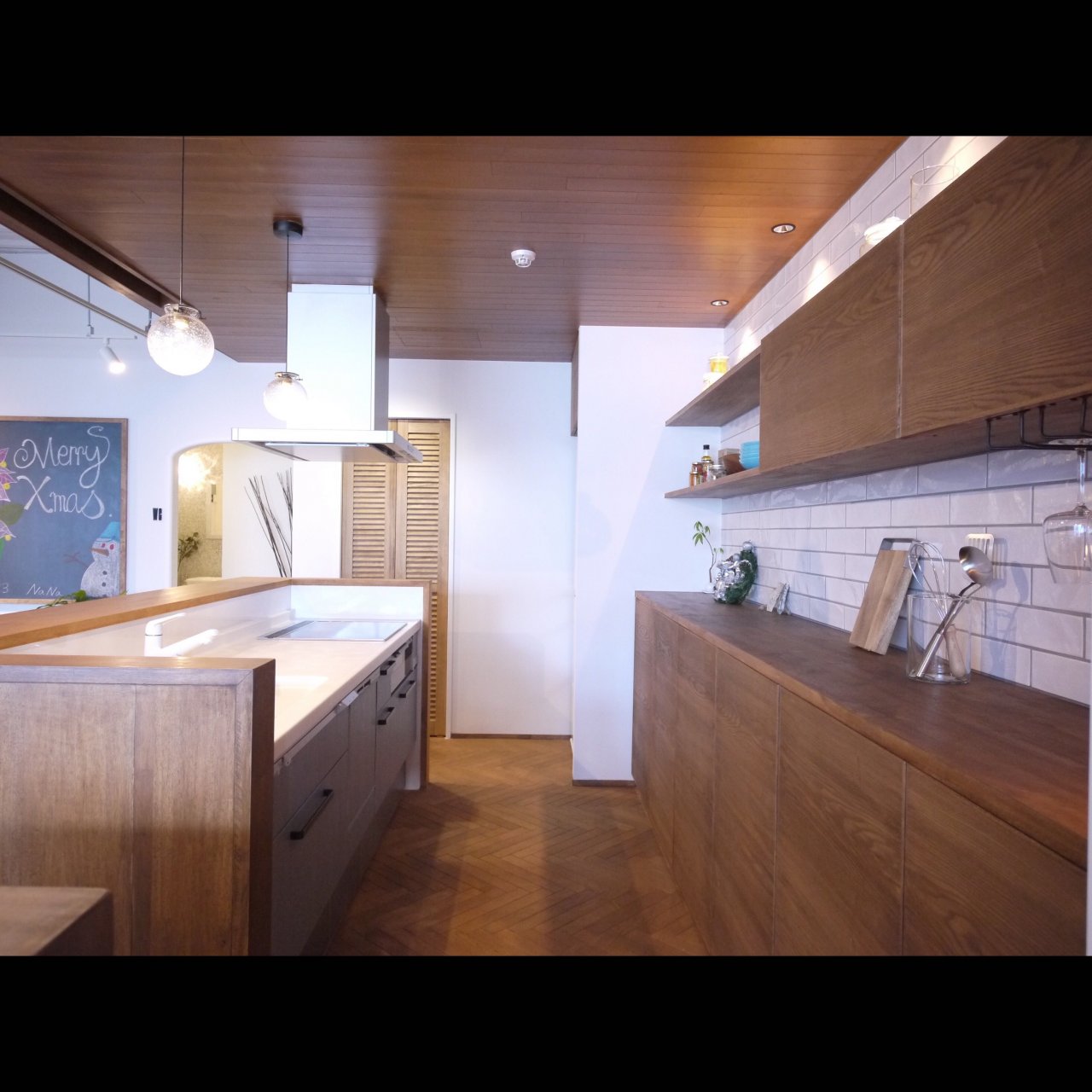 リノベ不動産|General Act Design ショールーム7 人気の対面型カウンタキッチンと外からも目を引くオリジナル壁面収