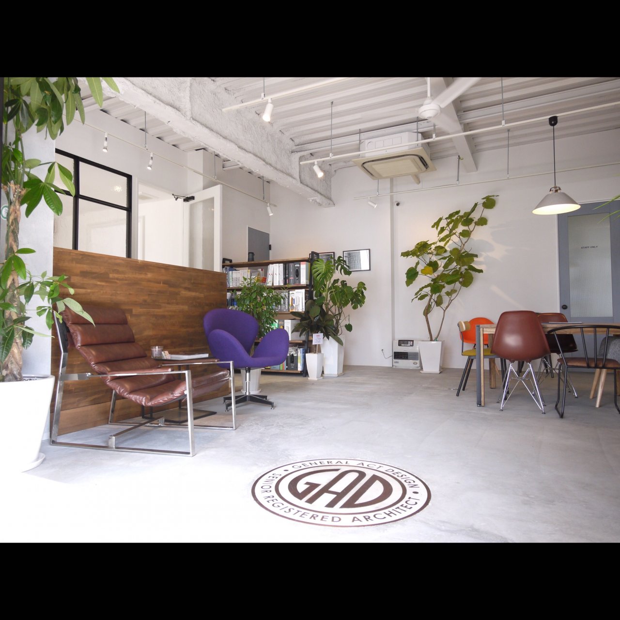 リノベ不動産|General Act Design ショールーム2 床に埋め込んだロゴとデザイナーズチェアがお出迎え