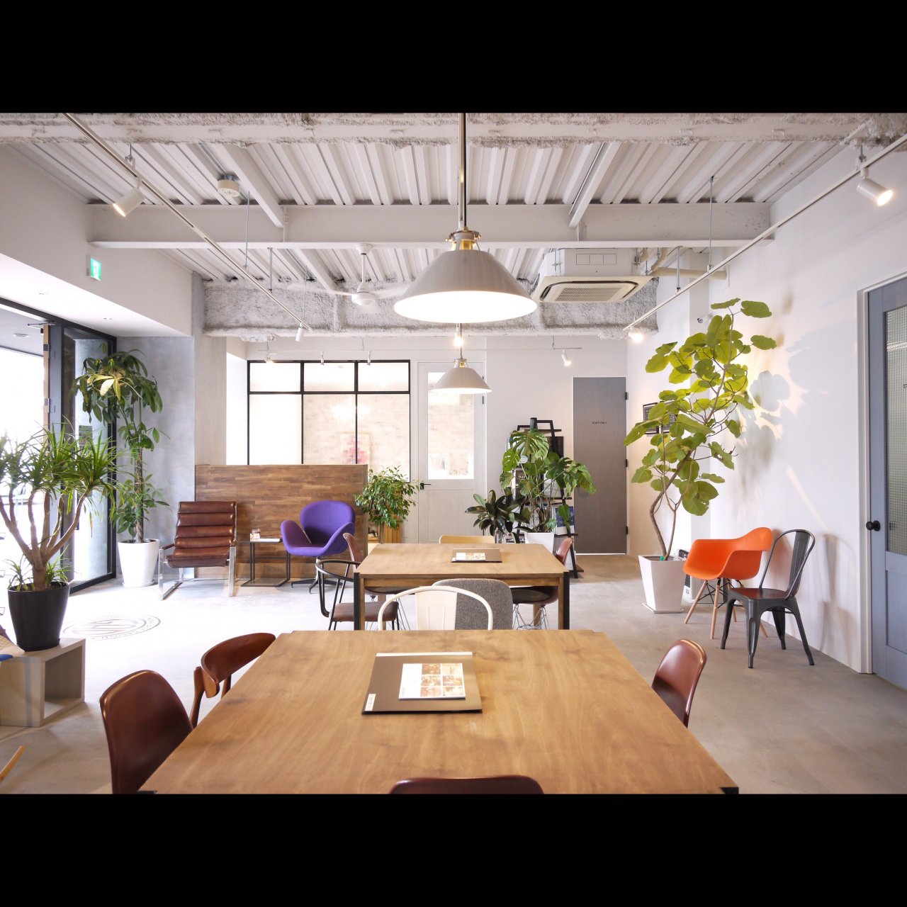 リノベ不動産|General Act Design ショールーム4 人気の室内窓や壁をタイルや塗装で仕上げあたこだわりのショールーム