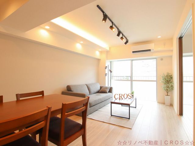 新越谷スカイハイツ 12.3帖のLDK。落ち着いた色の壁紙と、オシャレな内装のリノベーション物件です♪