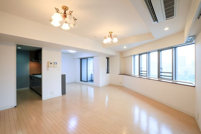 高輪シティハウス 【LDK】約19.7帖広さはもちろん、眺望もたっぷりお楽しみいただけます。