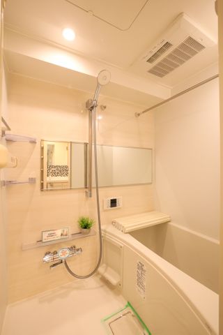 【バスルーム】浴室乾燥機がついているので、お天気に左右されずに洗濯物を乾かすことができます。