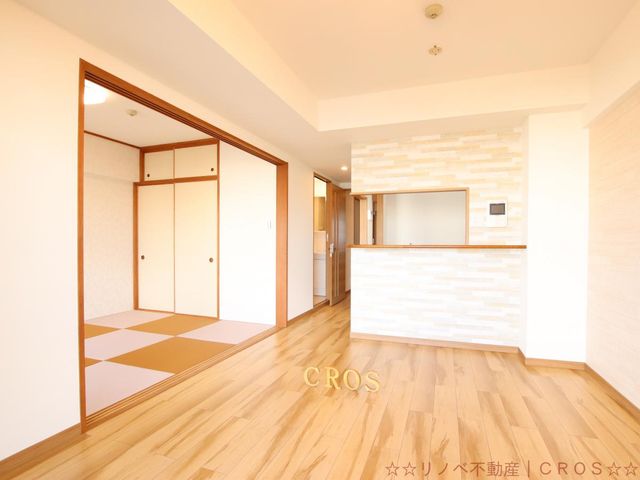 レクセルマンション武里 広々としたLDK。木目調が落ち着いた空間の居室となっています。