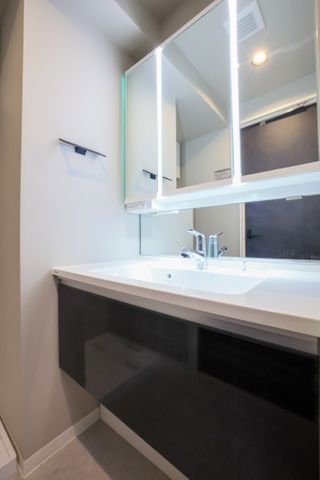 【洗面室】嬉しい三面鏡は収納力も兼ね備えています。