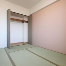 ピンクベージュのアクセントクロスを使用した明るい印象の和室。