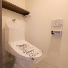 トイレの上部には棚があり、トイレットペーパーなどのストックを置くことができます。