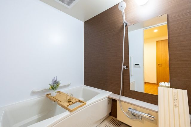 【バスルーム】大きなシャワーヘッド付き（リフォーム済）浴室換気扇も交換済みで安心。