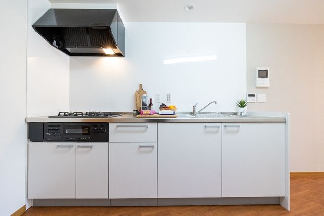 【キッチン】リフォーム済みのシステムキッチン。スペースたっぷりで食器や調理器具もバッチリ収納。