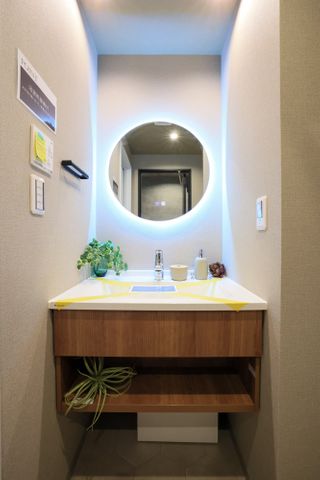 【洗面室】おしゃれな丸型のミラーがアクセントの洗面室。
