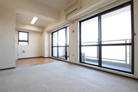 東向きの窓からは、明るい日が差し込み自然と家族の集まりたくなるような空間。