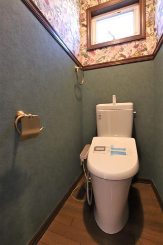 ２階トイレ。小窓を設置する事により明るく、通気性の良いトイレとなっております♪