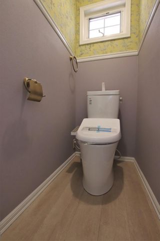 １階トイレ。アンティーク調のペーパーホルダー。生活に欠かせないお手洗いを、少し特別な空間に。