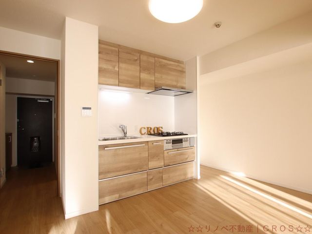 キッチンはスペースを効率よく活用できる壁付けキッチン。キッチン手前にカウンターを置いたり、アレンジ可