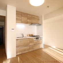 キッチンはスペースを効率よく活用できる壁付けキッチン。キッチン手前にカウンターを置いたり、アレンジ可