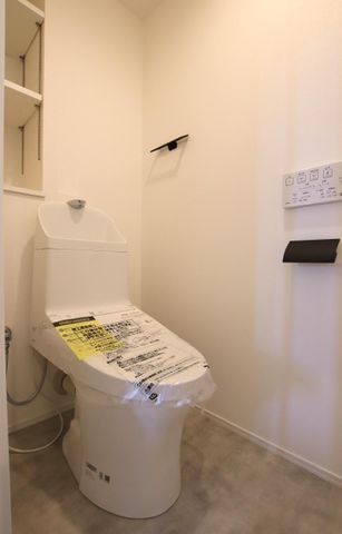 トイレの壁面には棚があり、トイレットペーパーなどのストックを置くことができます。