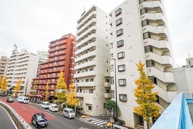 【外観写真】中目黒駅徒歩5分！駒沢通り沿いに建つマンションです。代官山駅（徒歩７分）や恵比寿駅（徒歩1