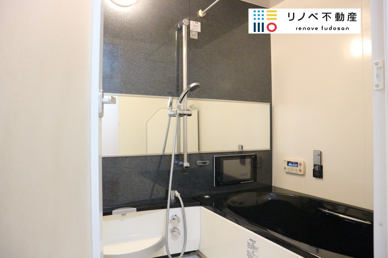 室内（2022年1月）撮影 浴室もきれいな状態でそのままご使用いただけます。クリーニングを入れればさらにきれいな状態で入居日から使えます。浴室内にテレビがあり半身浴などくつろげます。