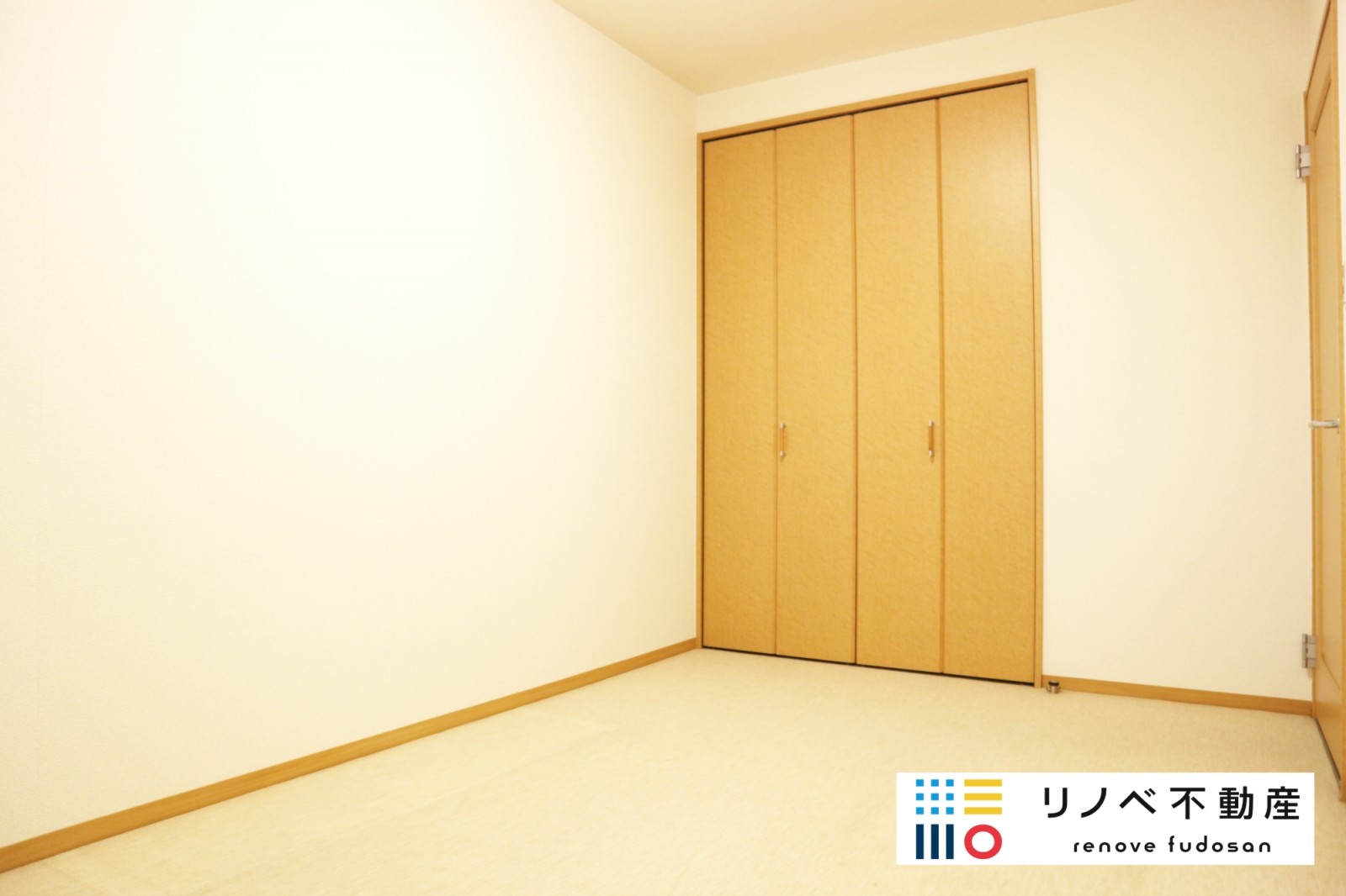 室内（2022年1月）撮影 それぞれの洋室に、収納があり服や小物を収納できます。どちらの部屋も壁紙も絨毯もきれいな状態です。