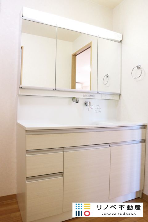 室内（2022年1月）撮影 白の清潔感のある洗面台です。幅のある広めの洗面台なので、朝の忙しい時間でも二人並んで支度ができたり、使い勝手は抜群です。