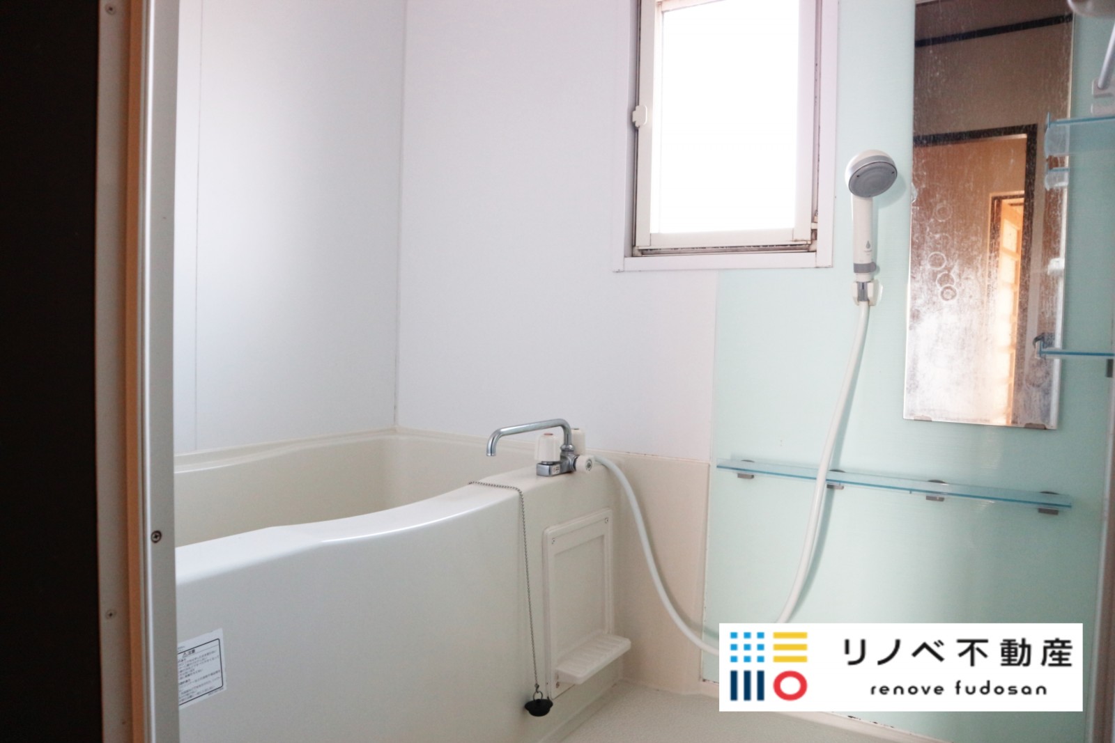 浴室は窓があり、換気ができます。きれいな状態ですのでこのままご使用いただけますが、こだわりのバスルームにリノベーションも可能です。ご予算等ご相談ください。