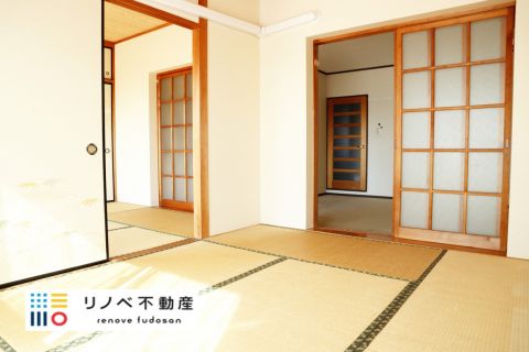 南側にある居室の真ん中のお部屋です。個室としては充分な広さで、日当たりも良好。フローリングにリノベーションして、子供部屋としても最適なスペースです。