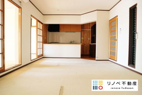 南側からの採光で明るいリビング。ダイニングセットを置いても、家族がくつろげるリビングスペースがあるので、家族みんなで団らんできるLDKです。