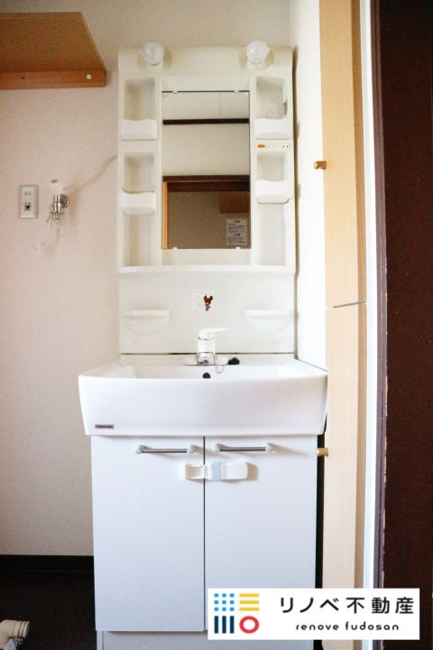洗面台もリフォームなしでご使用いただけます。洗面台のとなりに洗濯機の設置スペースがあります。