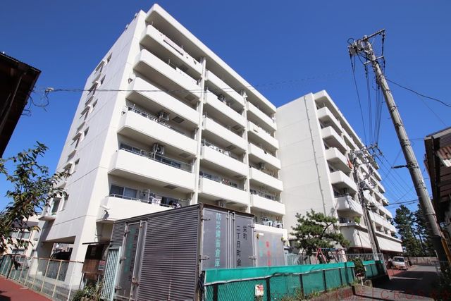 昭和５６年築・総戸数６６戸　落ち着いたカラーリングのマンションです。