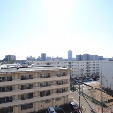 バルコニーからの眺望。周囲に高い建物がないため、日当たり良好です。