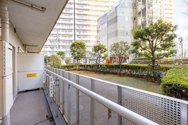 【眺望】前面の建物と距離があるので開放感があります。