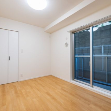 【洋室】約5.5帖角部屋につきこちらの洋室も独立したバルコニーに面しています。