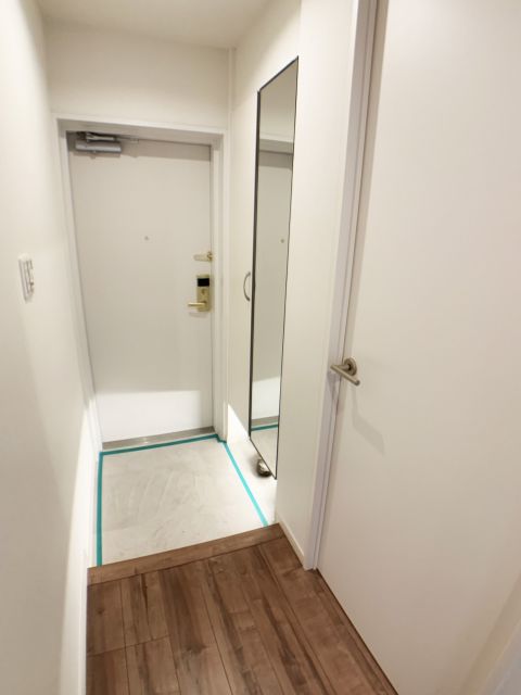 収納力のあるミラー付きシューズボックス