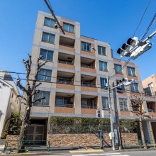 【外観写真】中目黒駅徒歩8分！駒沢通り沿いのマンションです。