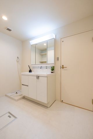 【洗面室】白を基調とした清潔感のある洗面室。嬉しい三面鏡は収納力も兼ね備えています。浴室側にはリネン