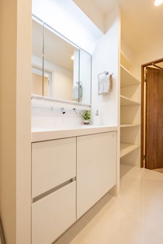 【洗面室】嬉しい三面鏡は収納力も兼ね備えています。便利なリネン棚がついています。