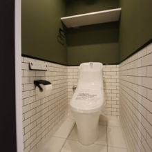 トイレの上部には棚があり、トイレットペーパーなどのストックを置くことができます。