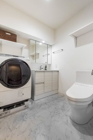 【洗面室】洗面とトイレが一体となった、ホテルライクな空間。白で統一されており、爽やかな印象です。