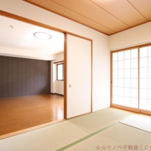 6帖和室。リビングと併せると20帖声の広々とした空間になります。