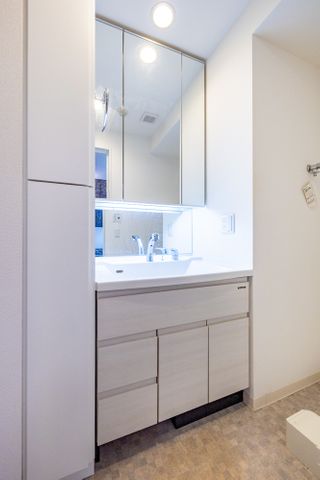 【洗面室】嬉しい三面鏡は収納力も兼ね備えています。リネン庫もついているのですっりきと洗面室をお使いい