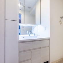 【洗面室】嬉しい三面鏡は収納力も兼ね備えています。リネン庫もついているのですっりきと洗面室をお使いい