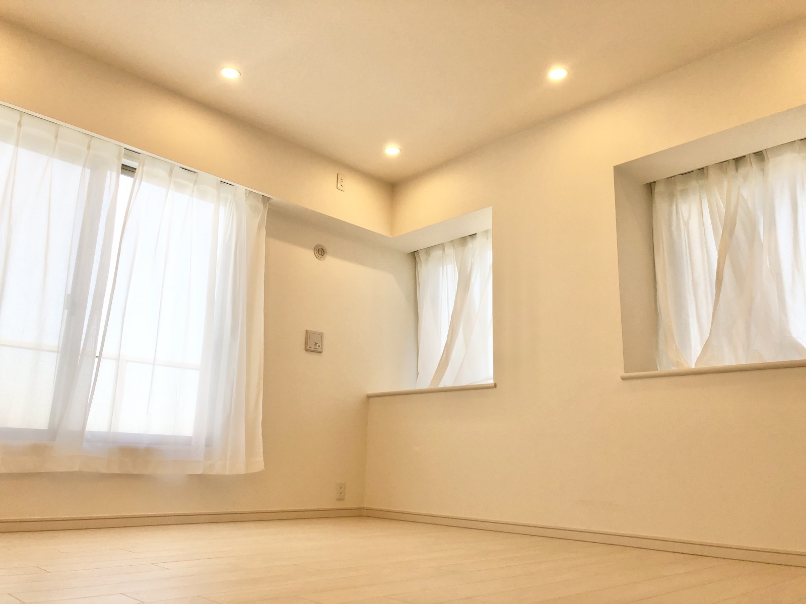 8畳の洋室は角部屋ゆえの光が余すことなく差し込みます。