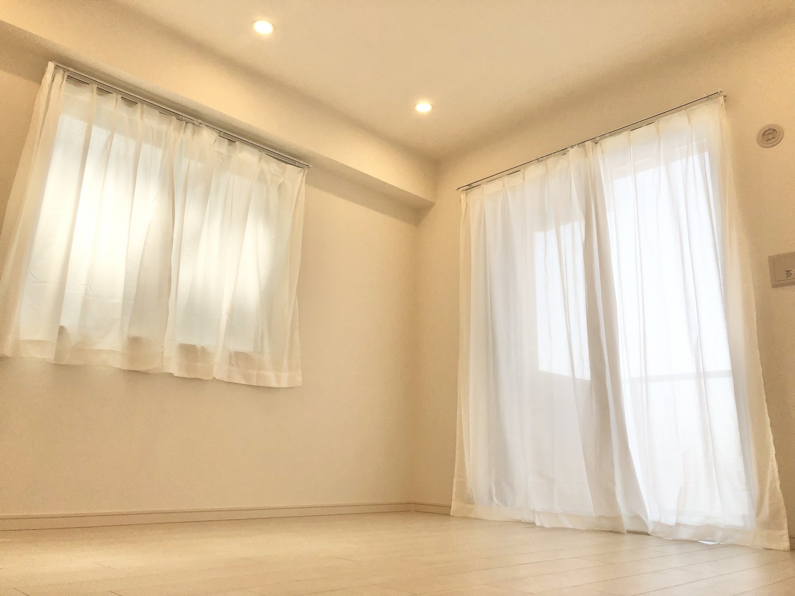 リビング横の洋室（6.6畳）も2面採光で暖かい光が差し込みます。