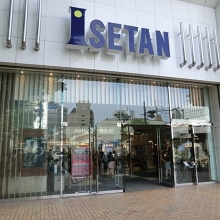 伊勢丹浦和店 徒歩7分。車で9分。 560m