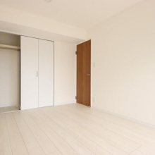 洋室7.5帖のお部屋。全居室収納付き!衣装タンスなどを置かずに済むので、スッキリとお部屋を使えます。