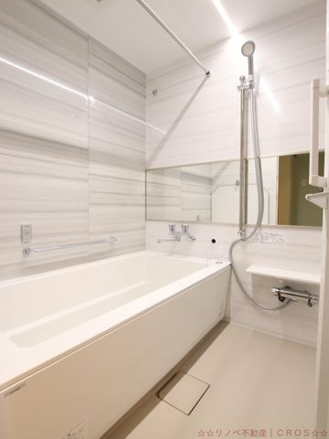 浴室乾燥機・追炊き機能付きバスルーム。スイッチ一つで、暖色・寒色系の照明に切り替えることもできます。