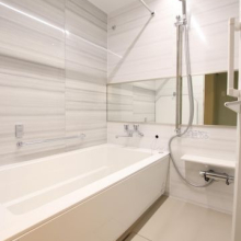 浴室乾燥機・追炊き機能付きバスルーム。スイッチ一つで、暖色・寒色系の照明に切り替えることもできます。