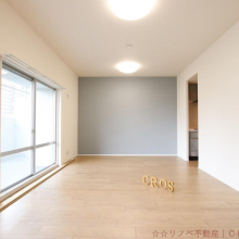 15.2帖のLDK。南東向きのお部屋のため、日当たりが良く室内は明るい空間です♪