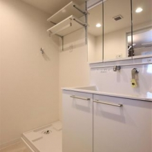 洗濯機置き場には棚があり、洗剤などを置くのに便利です。